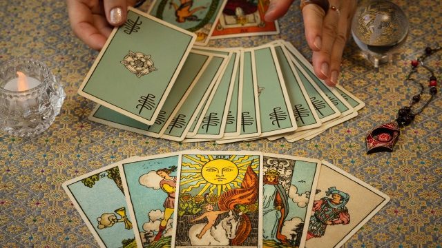 「占いがやめられない」依存から抜け出す方法と心の整え方