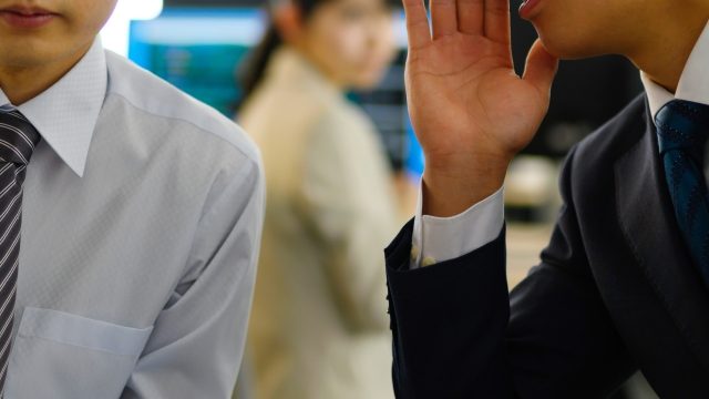 職場で人の目が過度に気になる原因と対処法を解説