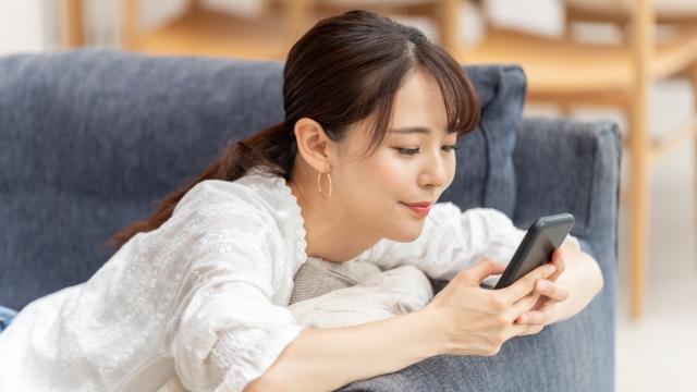 職場で人の目が過度に気になる原因と対処法を解説