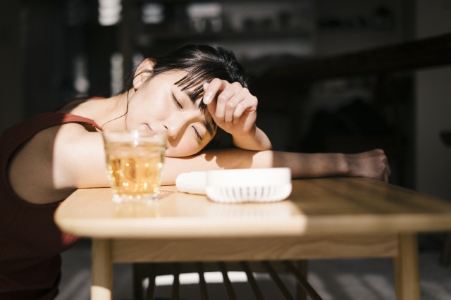 【夏季うつ】原因や夏バテとの違い、セルフケアの方法を詳しく解説-