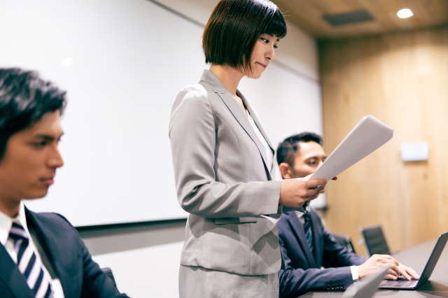 会議で批判されて落ち込んでしまうときの「心のフィルター」の外し方