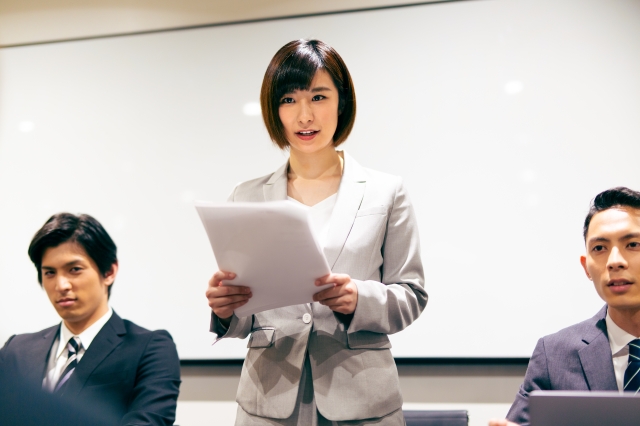 会議で批判されて落ち込んでしまうときの「心のフィルター」の外し方